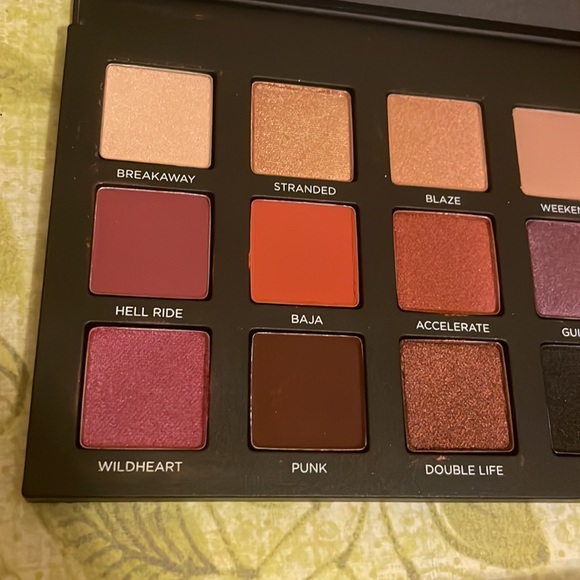 🆕Urban decay born to run palette-discontinued - Picture 3 of 4